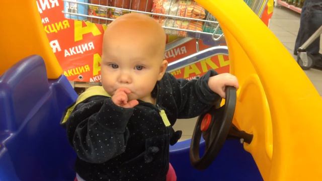 Мариэль 6.5 мес. впервые за рулем