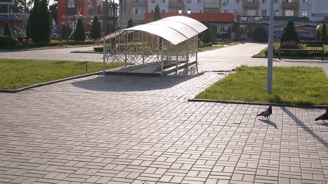 Кропоткин, площадь перед ЖД вокзалом. Фонтан и голуби смотреть онлайн