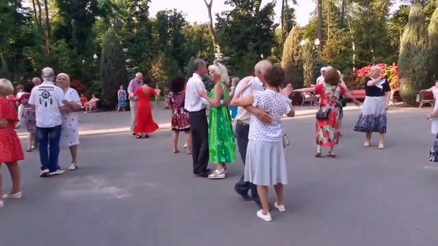 МЫ ВЛЮБЛЕНЫ И МЕЖДУ НАМИ! ТАНЦЫ В ПАРКЕ ГОРЬКОГО ХАРЬКОВ СЧАСТЛИВЫЕ ДНИ смотреть онлайн