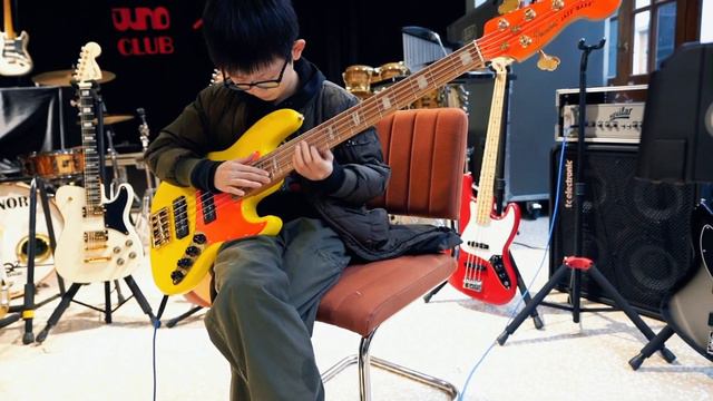 在fender体验所玩 Mononeon Jazz Bass V смотреть онлайн