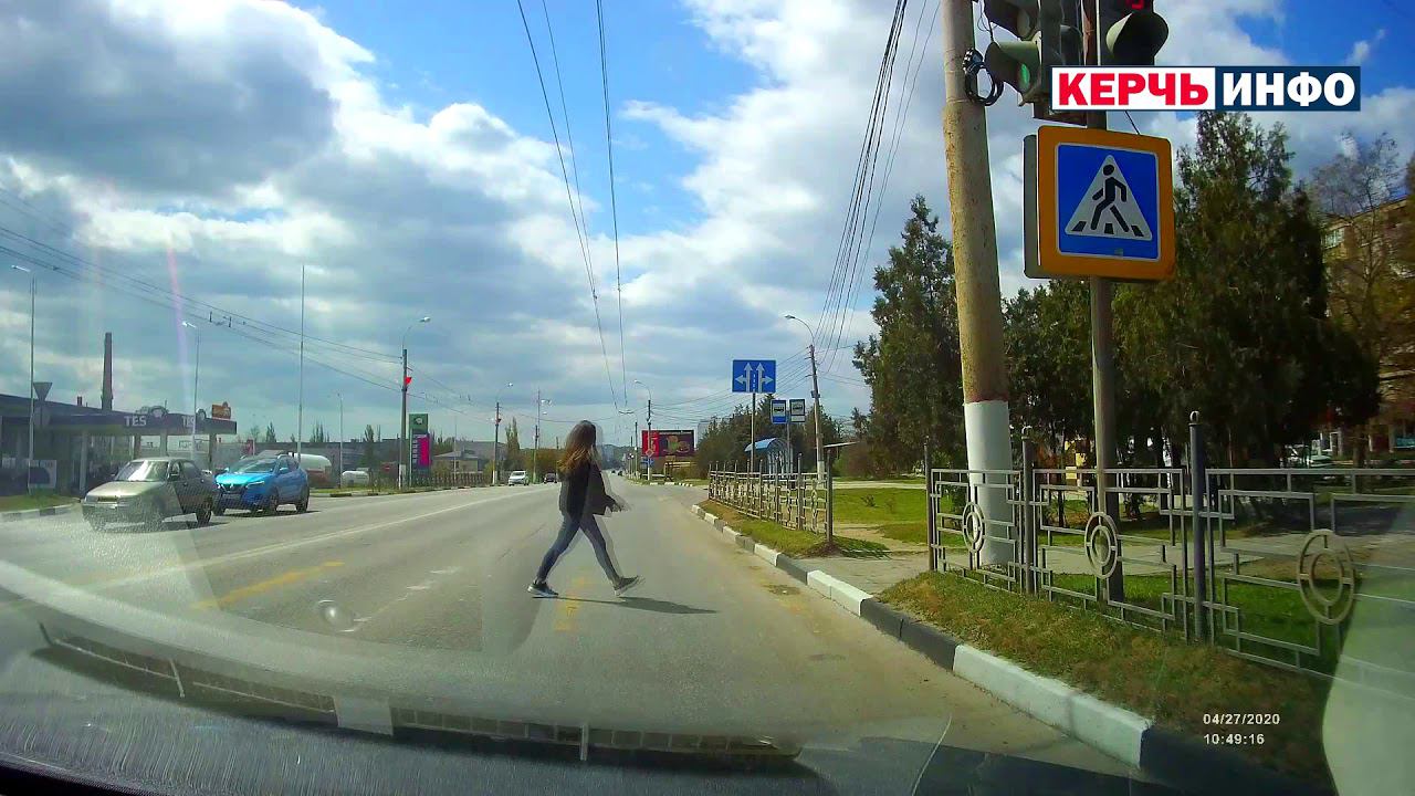 На красный свет: в Керчи едва не произошло ДТП со смертельным исходом смотреть онлайн