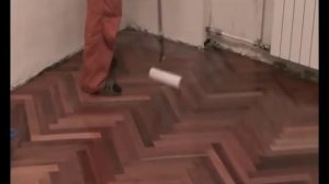 Техника нанесения лака на паркет валиком