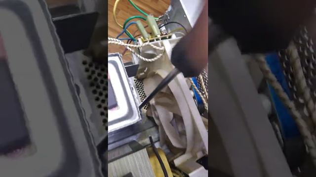 Искрит микроволновка Замена колпачка магнитрона при искрении внутри микроволновки смотреть онлайн