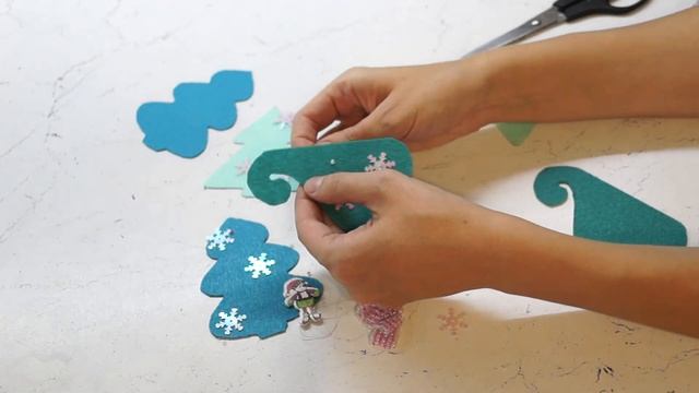 DIY Делаем новогодние украшения: елочки из фетра смотреть онлайн
