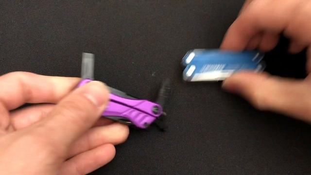 Gerber Dime and Leatherman Squirt PS4 Multitool Comparison смотреть онлайн