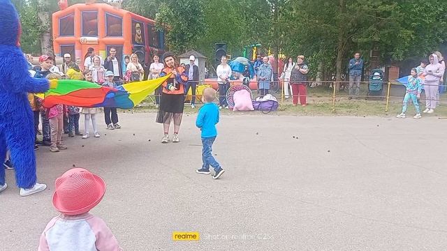 Мы с моим папой смотрим как танцует хагги-ваги!