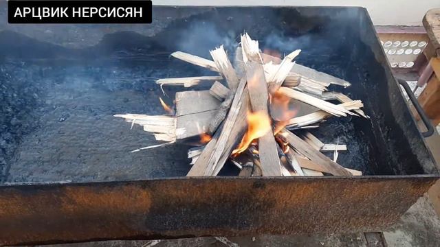 Свинина и курица в коптилке. Наша самодельная коптилка./Խոզի և հավի միսը ծխատանը(կապտիլկա)։ смотреть онлайн