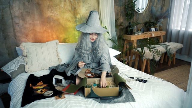 Gandalf female version doing unboxing from Kashalot gift | The Lord of the Rings cosplay смотреть онлайн