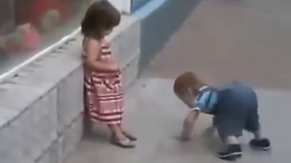 мальчик пристает к девочке