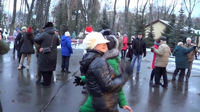 Королева бала и цветов сегодня только ты Танцы в парке Горького Харьков Январь 2022 смотреть онлайн