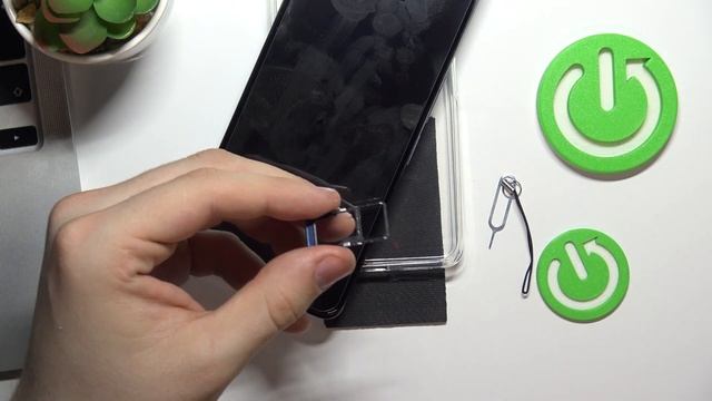 Как вставить сим карту и карту памяти в TCL 30 смотреть онлайн