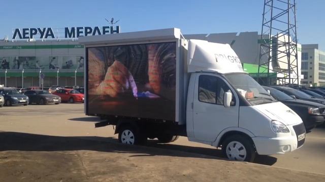 Светодиодный экран на борту автомобиля. Шаг пикселя 10 мм. смотреть онлайн
