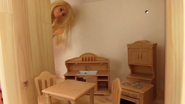 Игры для девочек: Барби и еноты - Barbie Village Story смотреть онлайн