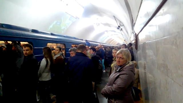 Давка метро ст.Вокзальная после задымления вагона на Шулявке-запрет на съемку смотреть онлайн