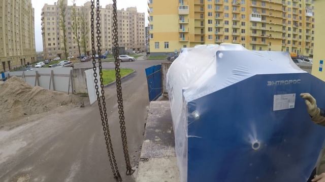 Закинул в котельную трёхтонные котлы через крышу смотреть онлайн