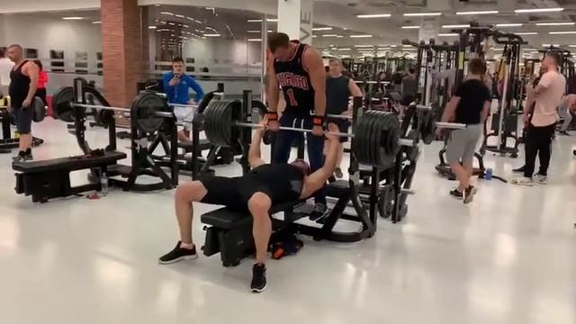 На видео результаты 7ой недели подготовки, жим без экипировки 235 кг на 2 повторения, собственный в смотреть онлайн