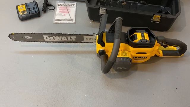 DEWALT 20 in. 60-Volt Flexvolt Electric Cordless Chainsaw vs. 46cc Gas смотреть онлайн