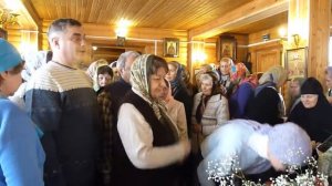 Прихожане поклоняются пред Святою Плащаницею .