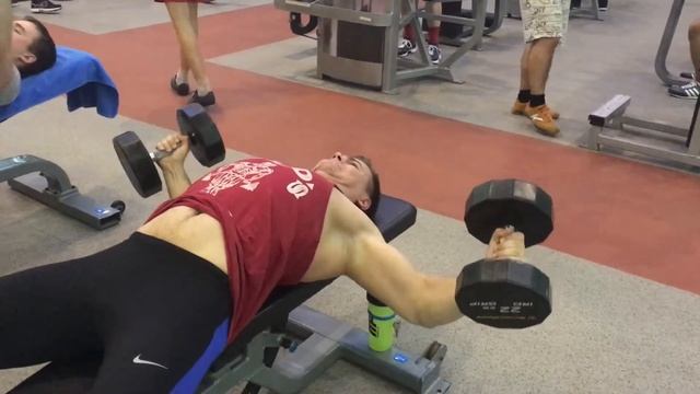 Развод гантелей лежа, 22кг смотреть онлайн