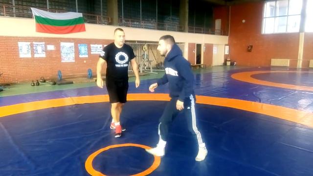 Събаряне с хващане на единия крак с глава отвън - цялостно изпълнение смотреть онлайн