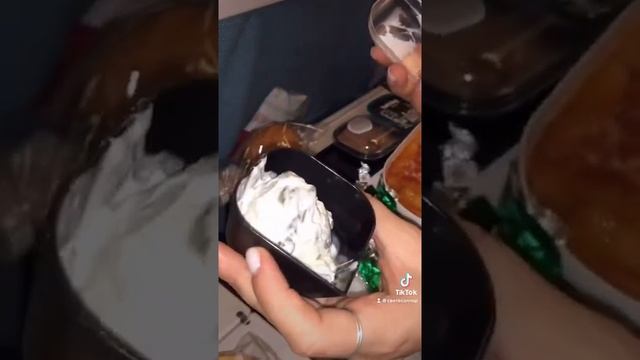 ЧЕМ КОРМЯТ В САМОЛЕТЕ? #shorts смотреть онлайн