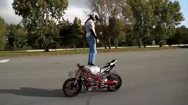 Езда НА ЗАДНЕМ КОЛЕСЕ СПОРБАЙКА Вторая десятка вайнов Moto_devki_#11-#20 РАЗБИЛ МОТОЦИКЛ Р1 смотреть онлайн