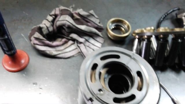 Ремонт: тормозов РЭМ25, A4VG125 Bosch Rexroth. Маслобак очистка и покраска. смотреть онлайн
