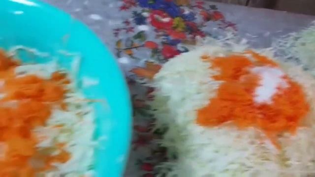 Квашеная капуста. Научил наш дед. Малое количество соли. Семейный рецепт. Хранится год , хрустящая? смотреть онлайн