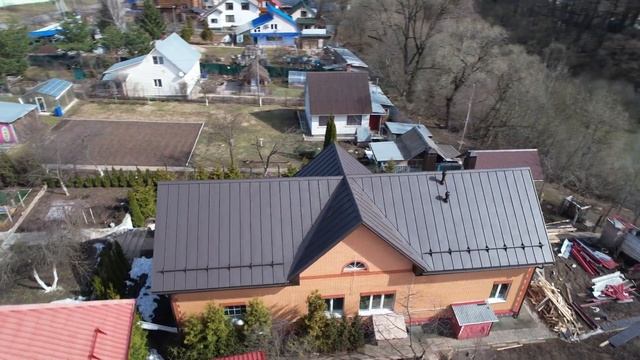 Кровля загородного дома из Клик фальца от ООО "ЮнитиСтрой" смотреть онлайн