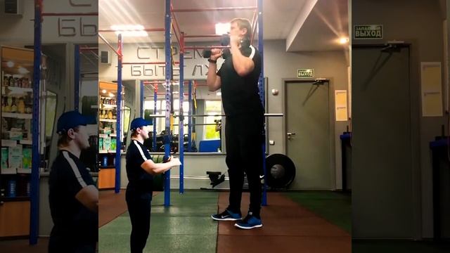 Приседания с гантелями у плеч. смотреть онлайн