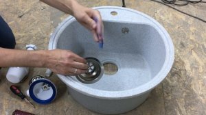 Установка сифона с круглым переливом на керамогранитную мойку