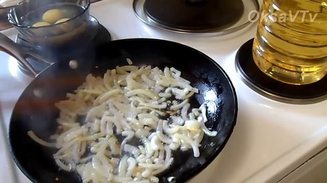 Кальмары жареные с луком и яйцом. Squid fried with onion and egg. смотреть онлайн