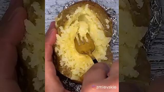 Запечённая картошка с чёрной икрой  #картошка  #икра