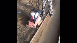 Трамбовка песка виброплитой весом 80 кг.