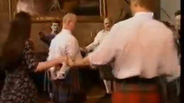 The Scottish Fiddle Orchestra - The Eightsome Reel смотреть онлайн