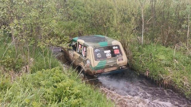 Нива на 35 колесах под водой. Самый глубокий брод в этом году. смотреть онлайн