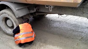 Как вытащить камень, застрявший между колёс грузовика