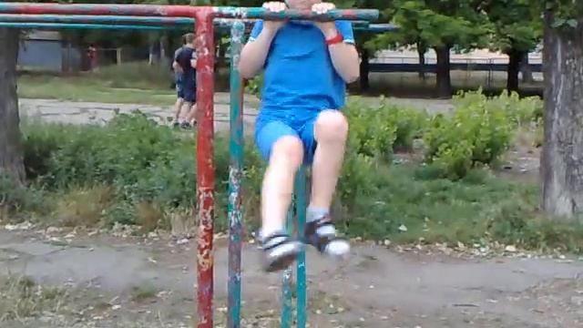 Подтягивания на Стадионе 4+3 смотреть онлайн