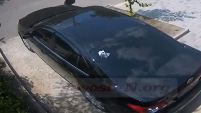 В Николаеве дети скручивают колпачки с колес авто: жители просят помочь найти одного из воров смотреть онлайн