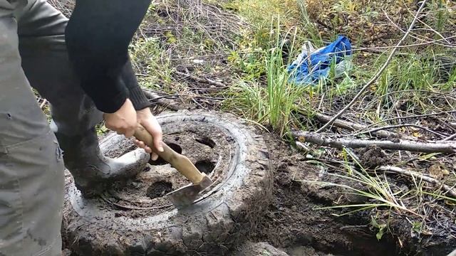 Быстрый способ снять резину с диска при помощи топора, не бортируя колесо. Коп металла!! смотреть онлайн