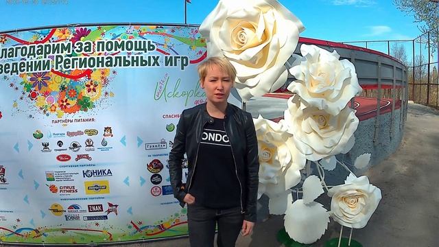 Фотозона из цветов из изолона. Огромные розы. Большие цветы на улице