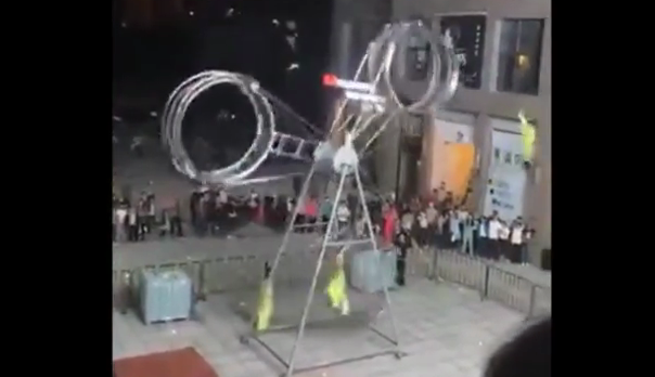 Циркача выбросило с вращающегося колеса смотреть онлайн