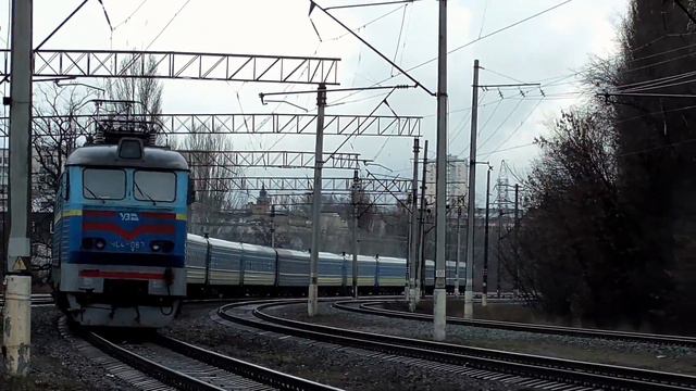 Электровоз ЧС4-063 с двухгруппным поездом №757/769 и электропоезда ЭР9М-557, 558 смотреть онлайн