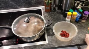 Вкусные свиные рёбрышки в подливе.