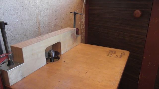 Выпиливание на станке под ласточкин хвост пятку грифа(видео №732). смотреть онлайн