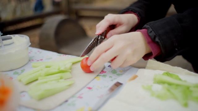 Шаурма на угольном гриле Weber go-anywhere charcoal | недорогой и вкусный рецепт шавухи на огне смотреть онлайн