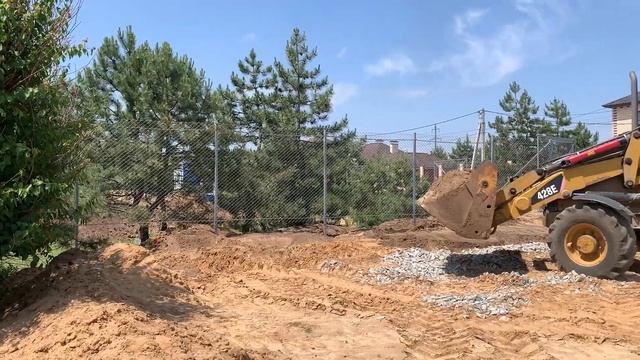 Уклон на участке/ Выравнивание экскаватором CAT 428 смотреть онлайн