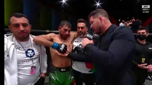 Micheal Bisping's Awkward Handshake Post Fight Interview - UFC VEGAS 42 Yair Rodriguez смотреть онлайн