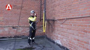 Перемещение по лестнице при помощи двухплечевого стропа