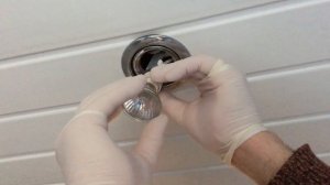 How to remove and replace a GU10 50W Light Bulb